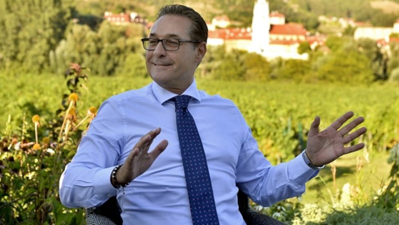 Vizekanzler Heinz-Christian Strache (FPÖ) beim ORF-„Sommergespräch“ (Bild: APA/HERBERT PFARRHOFER)