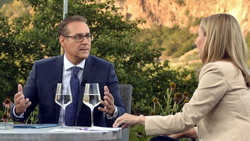 Heinz-Christian Strache im ORF-„Sommergespräch“ (Bild: APA/HERBERT PFARRHOFER)