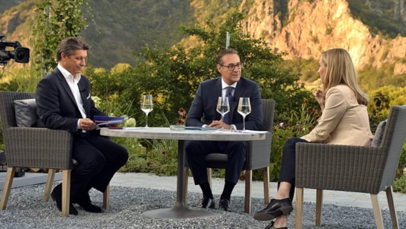 Vizekanzler Heinz-Christian Strache (FPÖ) im Gespräch mit den ORF-Moderatoren Hans Bürger und Nadja Bernhard (Bild: APA/HERBERT PFARRHOFER)