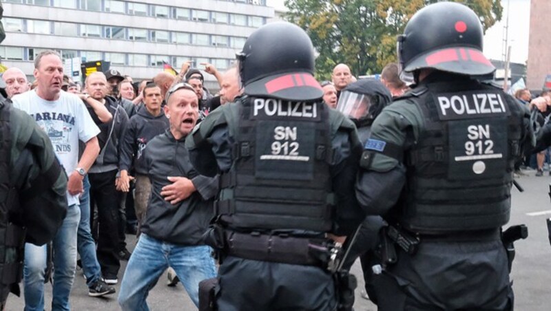 Teilnehmer der Pro-Chemnitz-Demonstration versuchten immer wieder den Polizeikordon zu durchbrechen, um zur Gegenveranstaltung zu gelangen. (Bild: APA/AFP/dpa/Sebastian Willnow)