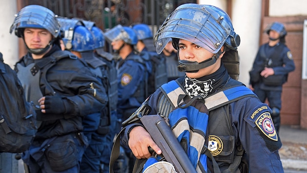 Nun werden sämtliche Waffenbestände der Polizei und der Streitkräfte überprüft. (Bild: AFP)