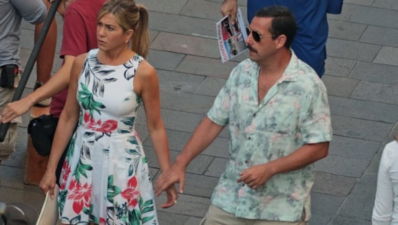 Jennifer Aniston und Adam Sandler beim Bummel durch Mailand (Bild: www.PPS.at)