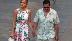 Neue Liebe? Jennifer Aniston und Adam Sandler halten in Mailand Händchen. (Bild: www.PPS.at)