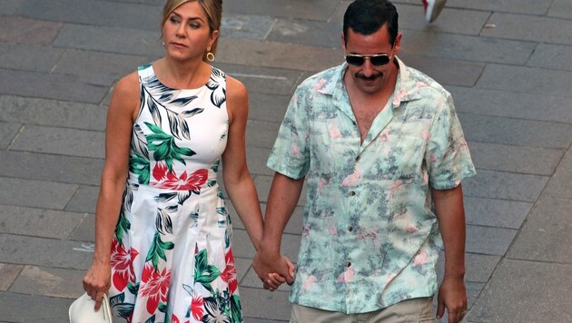 Neue Liebe? Jennifer Aniston und Adam Sandler halten in Mailand Händchen. (Bild: www.PPS.at)