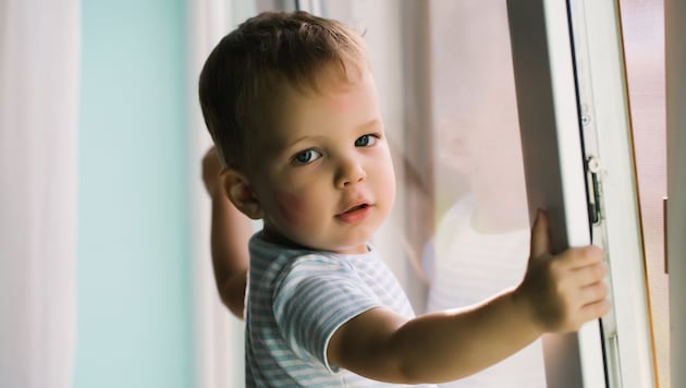 75 Prozent der Fensterstürze passieren bis zum fünften Lebensjahr der Kinder. (Bild: tverdohlib - stock.adobe.com)