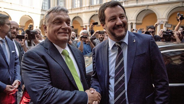 Wegen des Empfangs des ungarischen Ministerpräsidenten musste sich der italienische Innenminister Matteo Salvini Kritik sogar aus der eigenen Regierungskoalition anhören. (Bild: APA/AFP/MARCO BERTORELLO)