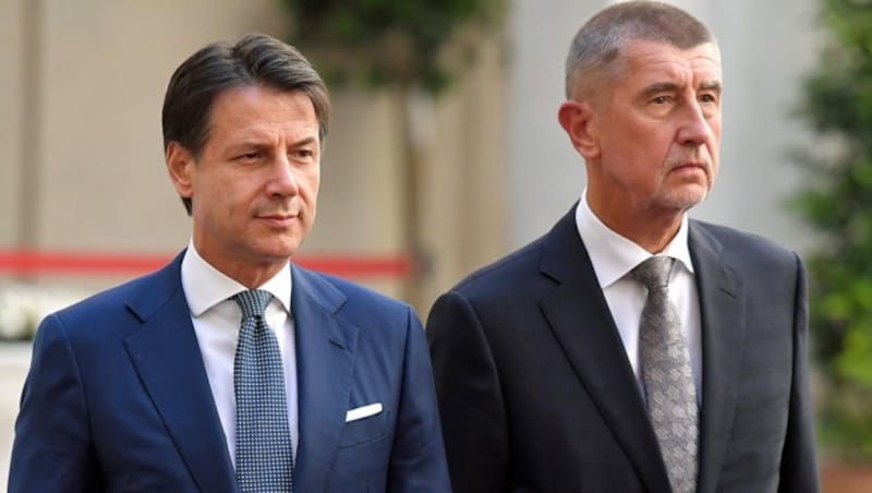 Italiens Ministerpräsident Giuseppe Conte (links) mit seinem tschechischen Amtskollegen Andrej Babis (Bild: APA/AFP/MARCO BERTORELLO)