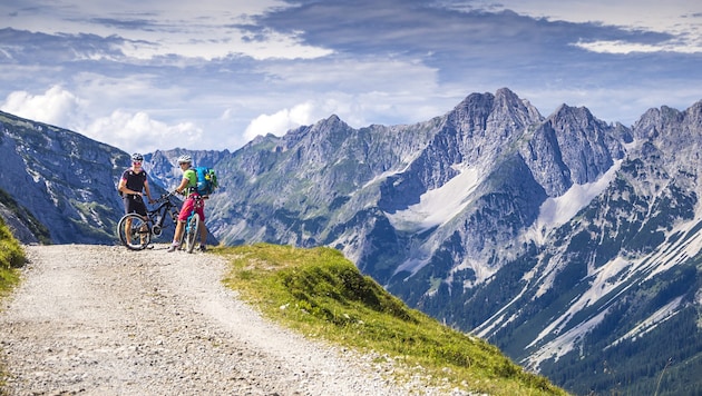 Der E-Bike-Boom macht Tirols Berge für immer mehr Radfahrer attraktiv (Bild: stock.adobe.com)