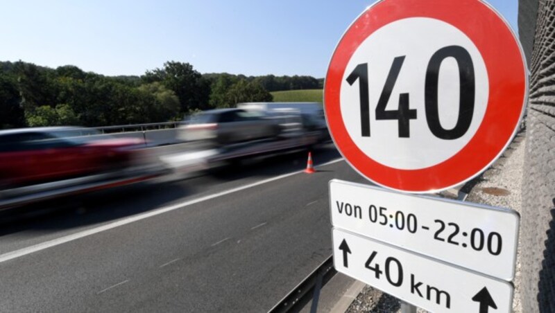 Ein Verkehrsschild, das auf die Tempobeschränkung von 140 km/h hinweist, auf der A1 bei Ornding. Auf zwei Teststrecken der Westautobahn (A1) ist derzeit Tempo 140 erlaubt. (Bild: ROLAND SCHLAGER / APA / picturedesk.com)