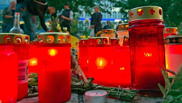 Immer wieder platzieren Chemnitzer Kerzen und Blumen für das Mordopfer Daniel H. in der Nähe des Tatortes. (Bild: AP)