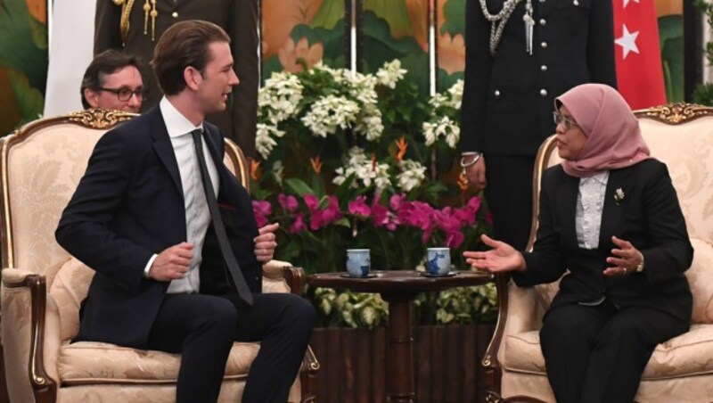 Bundeskanzler Sebastian Kurz und Singapurs Präsidentin Halimah Yacob (Bild: APA/HELMUT FOHRINGER)