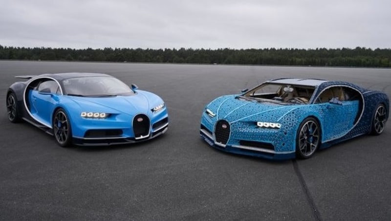 Das Original und der erste fahrbare LEGO Technic Bugatti Chiron in Originalgröße (Bild: obs/The LEGO Group)