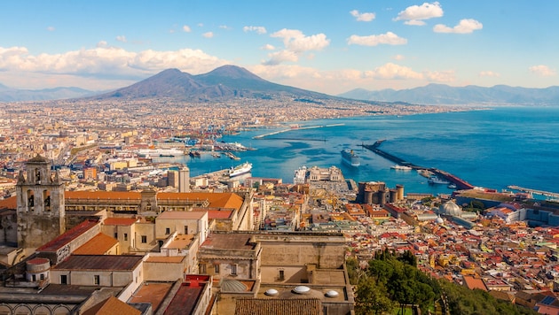 Der Vesuv beherrscht das Stadtbild von Neapel. Der 1281 Meter hohe Vulkan liegt auf einer hoch eruptiven Zone, den Phlegräischen Feldern. (Bild: stock.adobe.com/pfeifferv)