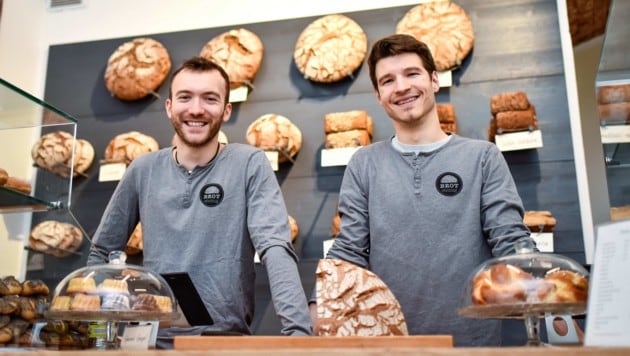 Stefan Faschinger (30) und Oliver Raferzeder (29/r.) in ihrer 2016 eröffneten Filiale in Linz. Bei Brotsüchtig wird völlig auf Weizen verzichtet. (Bild: Markus Wenzel)