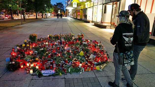 Immer wieder legen Chemnitzer Blumen für das Mordopfer Daniel H. am Tatort nieder. (Bild: APA/AFP/ODD ANDERSEN)