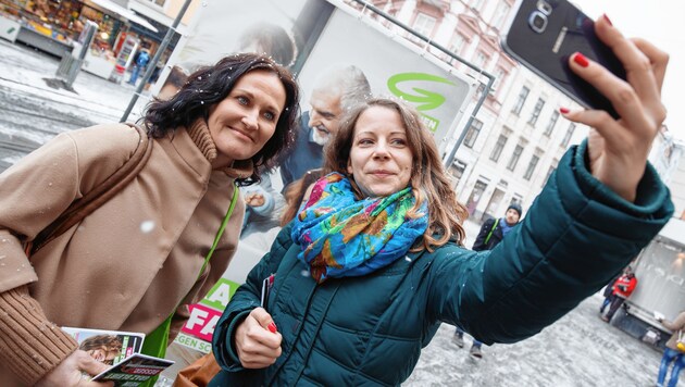Ex-Grünen-Chefin Eva Glawischnig (jetzt bei Novomatic) mit Bald-Ex-Grünen-Stadträtin Tina Wirnsberger. (Bild: ERWIN SCHERIAU / APA / picturedesk.com)