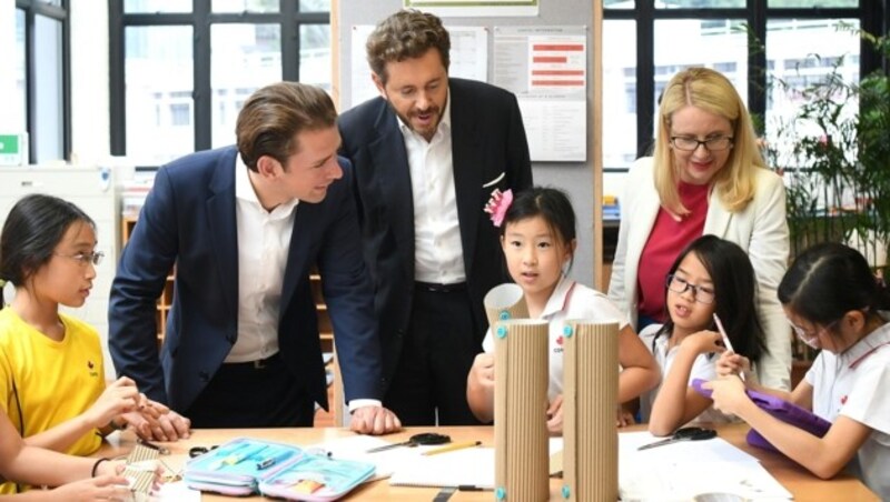 Bundeskanzler Sebastian Kurz, Wirtschaftskammerpräsident Harald Mahrer und Wirtschaftsministerin Margarete Schramböck am Freitag zu Besuch in der Canadian International School in Hongkong (Bild: APA/HELMUT FOHRINGER)