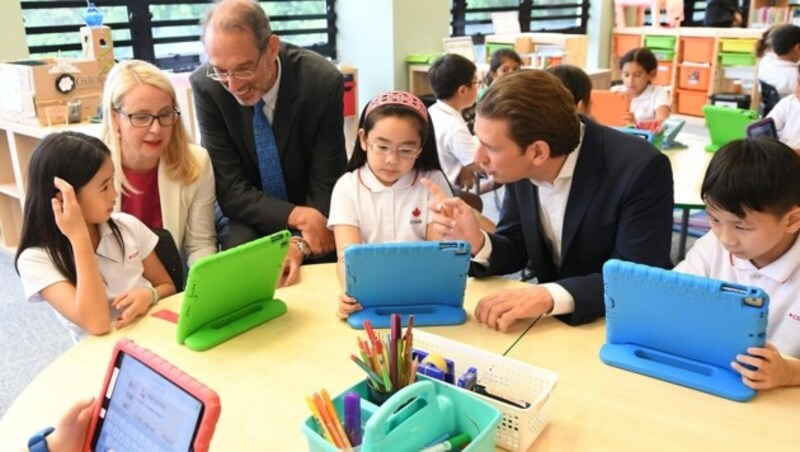 Schramböck, Bildungsminister Heinz Faßmann und Kurz mit Kindern der Canadian International School in Hongkong (Bild: APA/HELMUT FOHRINGER)