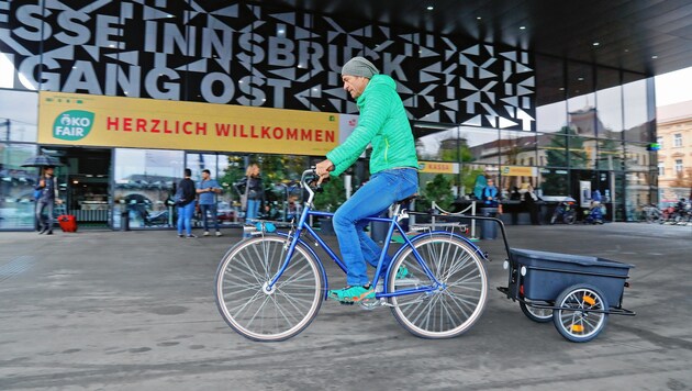 Harald Probst zeigte, dass es sich mit dem Rad-Anhänger problemlos durch die Gegend fahren lässt. (Bild: Christof Birbaumer)