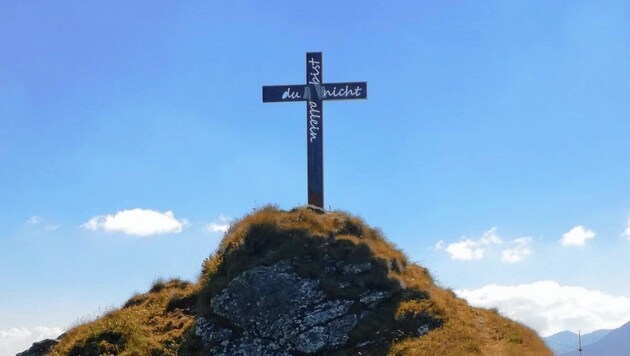 „Du bist nicht allein“ verkündet das neue Stahlkreuz von Richard Kriesche am Gipfel des Himmelkogels. (Bild: Hohenadler)