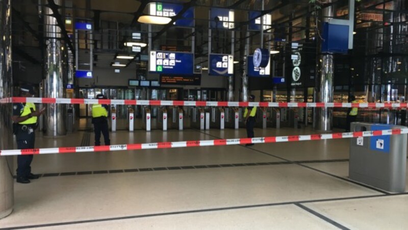 Sicherheitsbeamte stehen am Amsterdamer Hauptbahnhof in Alarmbereitschaft. (Bild: AFP )