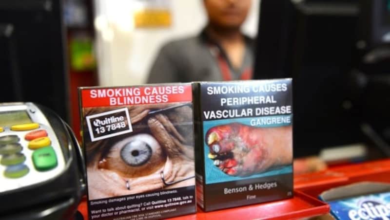 In Australien werden Verpackungen von Zigaretten seit 2012 mit großflächigen Schockbildern und in neutraler Verpackung verkauft. (Bild: AFP)
