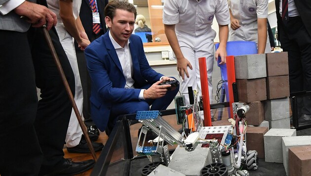 Bundeskanzler Sebastian Kurz steuert einen Roboter anlässlich eines Besuchs der Pui Ching Middle School in Hongkong. (Bild: APA/HELMUT FOHRINGER)