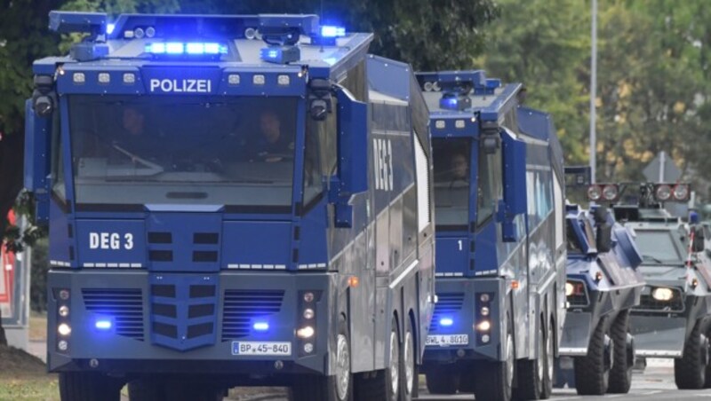 Chemnitz: Wasserwerfer der Polizei stehen vor Beginn der Kundgebung der rechtspopulistischen Bürgerbewegung Pro Chemnitz in der Nähe des Karl-Marx-Denkmal bereit. (Bild: APA/dpa/Boris Roessler)