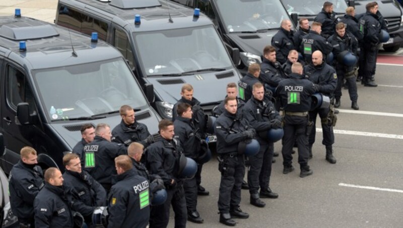 Die Polizei ist in Chemnitz mit einem Großaufgebot im Einsatz. (Bild: AP)