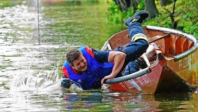 Nur fast ein Hoppala: Ein Zillen-Ritter hält sich bewundernswert im Boot. (Bild: LFV Franz Fink)