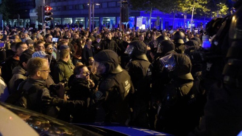 Bis in die Nacht waren die Polizeikräfte im Einsatz. (Bild: AP)