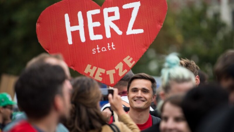 Das Motto der Gegendemonstranten: Herz statt Hetze (Bild: AFP)