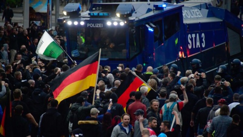 Die Polizei rückte auch mit Wasserwerfern an. (Bild: AFP)