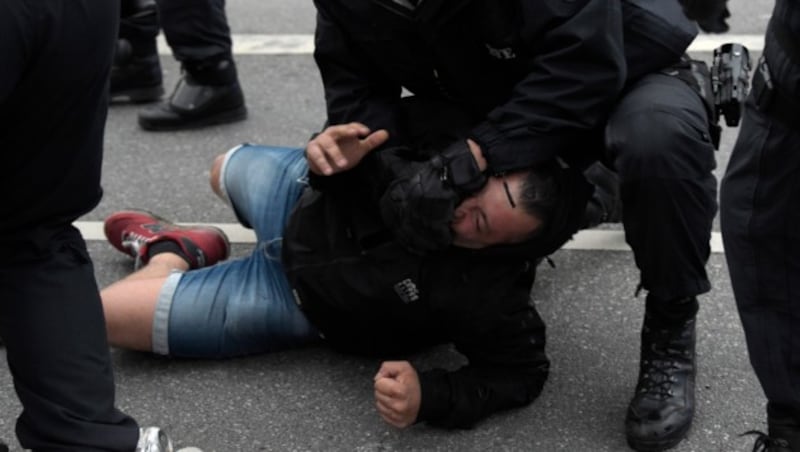 Erste Bilanz der Großdemos am Samstag in Chemnitz: 18 Verletzte, 37 Straftaten (Bild: AP)