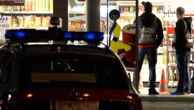 Die Polizei konnte die angeklagten Tankstellenräuber schließlich schnappen. (Bild: APA/zeitungsfoto.at/Liebl Daniel (Symbolbild), Krone KREATIV)
