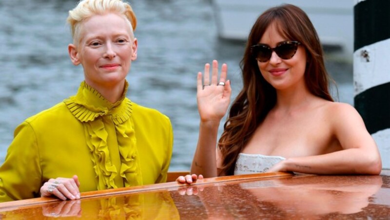 Tilda Swinton und Dakota Johnson bei der Ankunft in Venedig (Bild: ANSA)