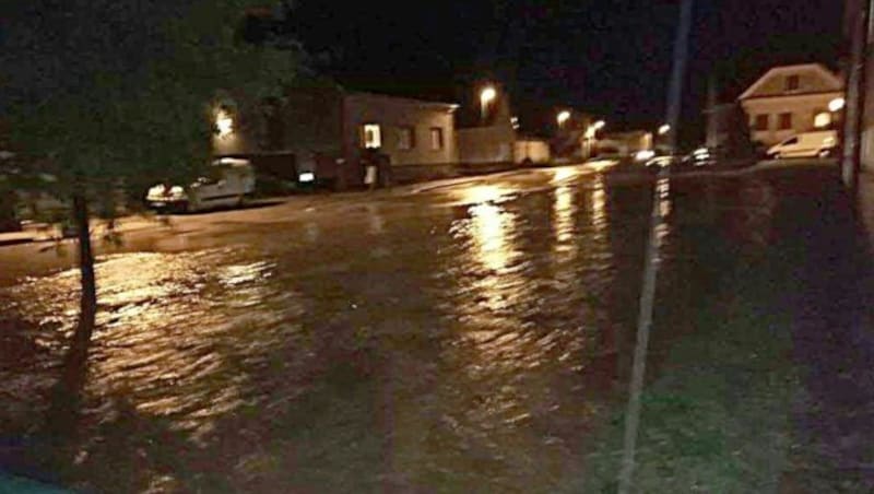 Eine überschwemmte Straße im Raum Großmugl in Niederösterreich (Bild: APA/FF GROSSMUGL)