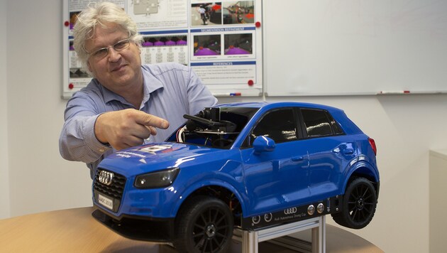 Sepp Hochreiter mit einem Mini-Modell eines Audi. Der Professor der Linzer Uni gilt als Top-Experte in Sachen Künstlicher Intelligenz. (Bild: FOTO LUI)