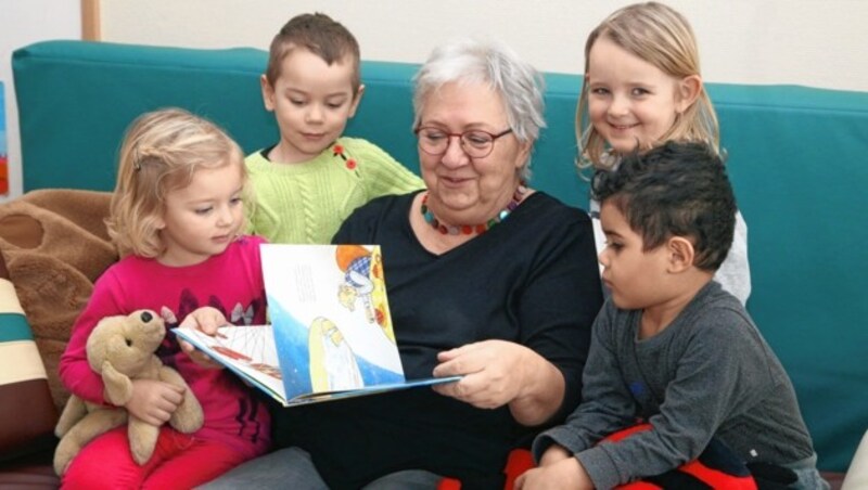 „Lese-Oma“ Karin Miesskes ist im Kindergarten zu Gast.
 (Bild: PID/Votava Martin)