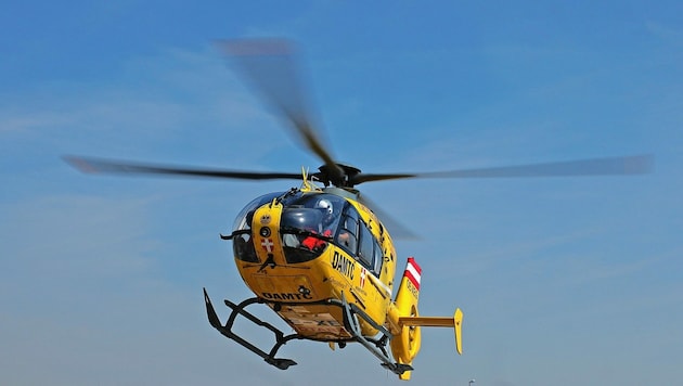 Ağır yaralı adam kurtarma helikopteri ile hastaneye götürüldü. (Bild: zVg)