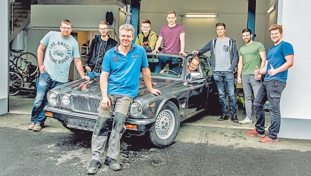 Diese Schüler rüsteten einen Jaguar auf Elektroantrieb um. (Bild: (c)2015 H.Henninger)