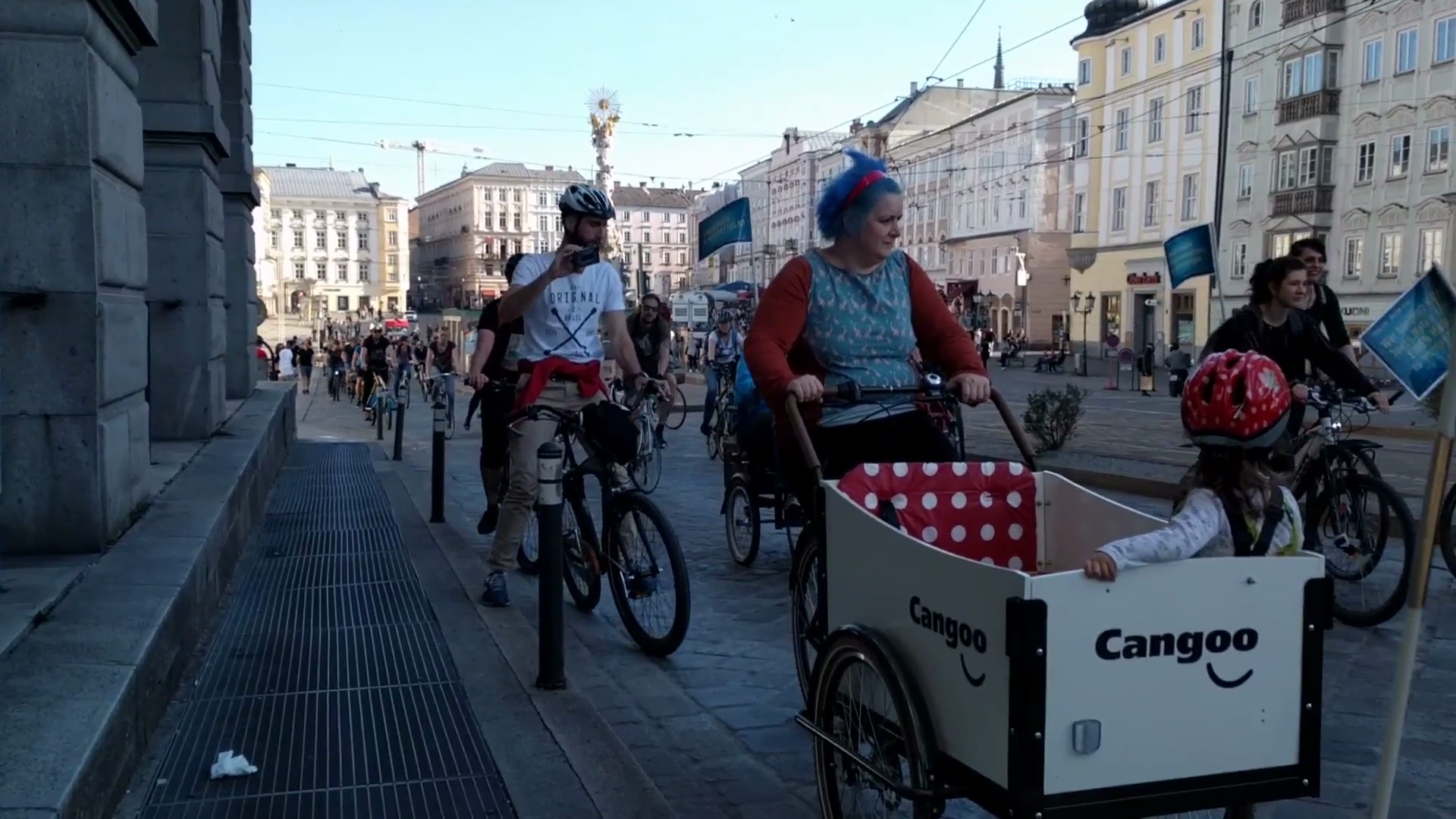 Dutzende Radfahrer demonstrieren regelmäßig in Linz für mehr Sichtbarkeit im Straßenverkehr (Bild: Radlobby OÖ/Paul Weber)