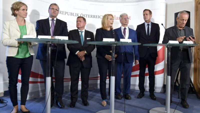 V.l.n.r.: Stephanie Krisper (NEOS), Hans-Jörg Jenewein (FPÖ), Werner Amon (ÖVP), die Zweite Nationalratspräsidentin und U-Ausschussvorsitzende Doris Bures (SPÖ), Verfahrensrichter Eduard Strauss, Jan Krainer (SPÖ) und Peter Pilz (Liste Pilz) (Bild: APA/HERBERT NEUBAUER)