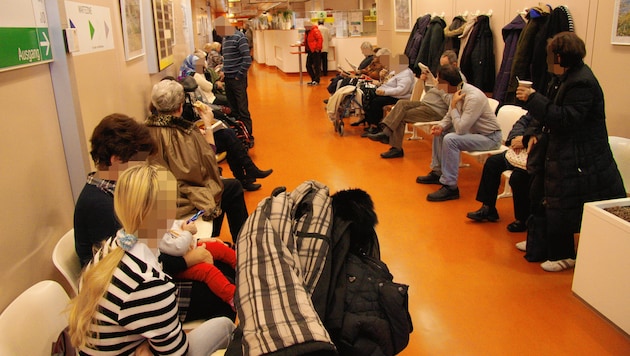 Lange Wartezeiten: In den Wiener Spitalsambulanzen müssen Patienten oft stundenlang ausharren. (Bild: Martin Jöchl)