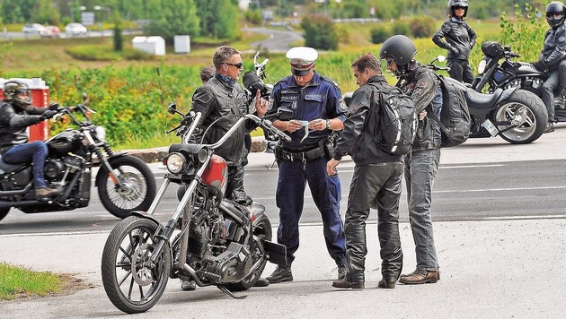 Der Polizei-Landesprüfzug ist bereits vor Ort und kontrolliert die Harleys. (Bild: Sobe Hermann)