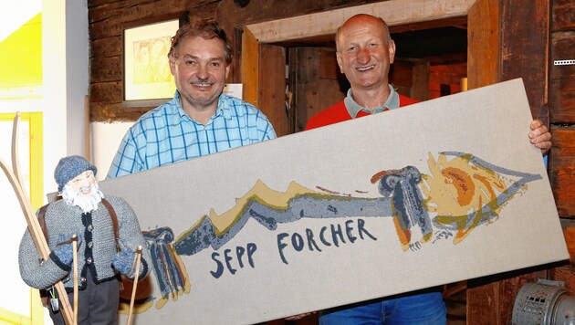 Siegfried Tscholl und Hans Müller montieren Schriftzug von Weyringer über Stuben-Eingang (Bild: Gerhard Schiel)