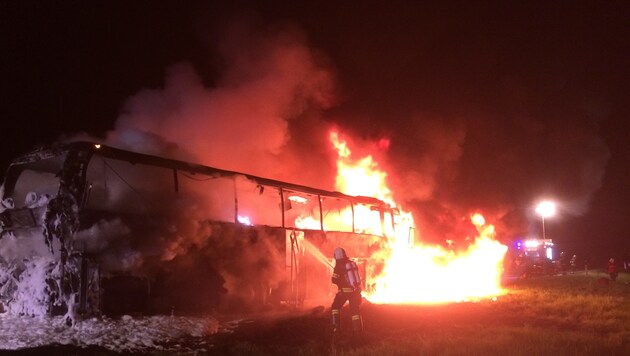 Der polnische Reisebus stand binnen Minuten lichterloh in Flammen. (Bild: FF Oberwang)