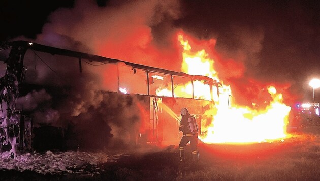 Der polnische Bus brannte lichterloh. (Bild: FF Oberwang)