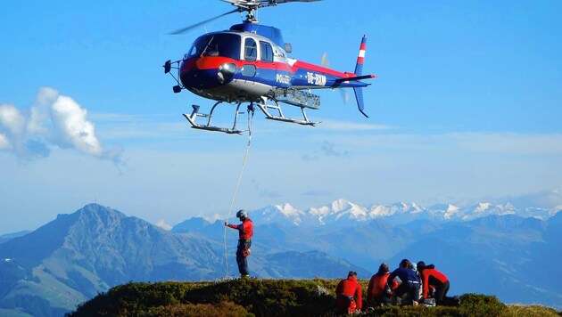 Sind Alpinisten verletzt, dann steigt immer der Rettungshelikopter auf, bei Notrufen ohne Verletzungen der Polizeiheli - bislang auf Kosten der Steuerzahler. Das ist jetzt Geschichte. (Bild: ZOOM-TIROL)