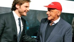 Brühl und Lauda bei der Österreich-Premiere des Rennfahrerfilms „Rush - Alles für den Sieg“ 2013 (Bild: APA/HANS PUNZ)